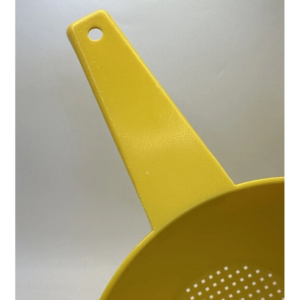 Tupperware Strainer Colander Large 2 Quart Size Yellow EUC Kitchen Utensil